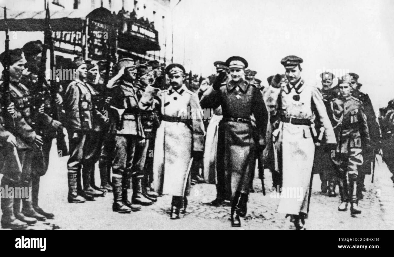 Ein Gegner der Bolschewiki, der weißrussische Kommandeur Admiral Koltschak bei der Parade in Omsk. Im November 1918 wurde er zum Staatschef Sibiriens ernannt und mit seiner Armee fast bis zur Wolga vorgerückt, bevor die Rote Armee ihre Gegenoffensive startete. Später wurde er gefangen genommen und erschossen. Stockfoto