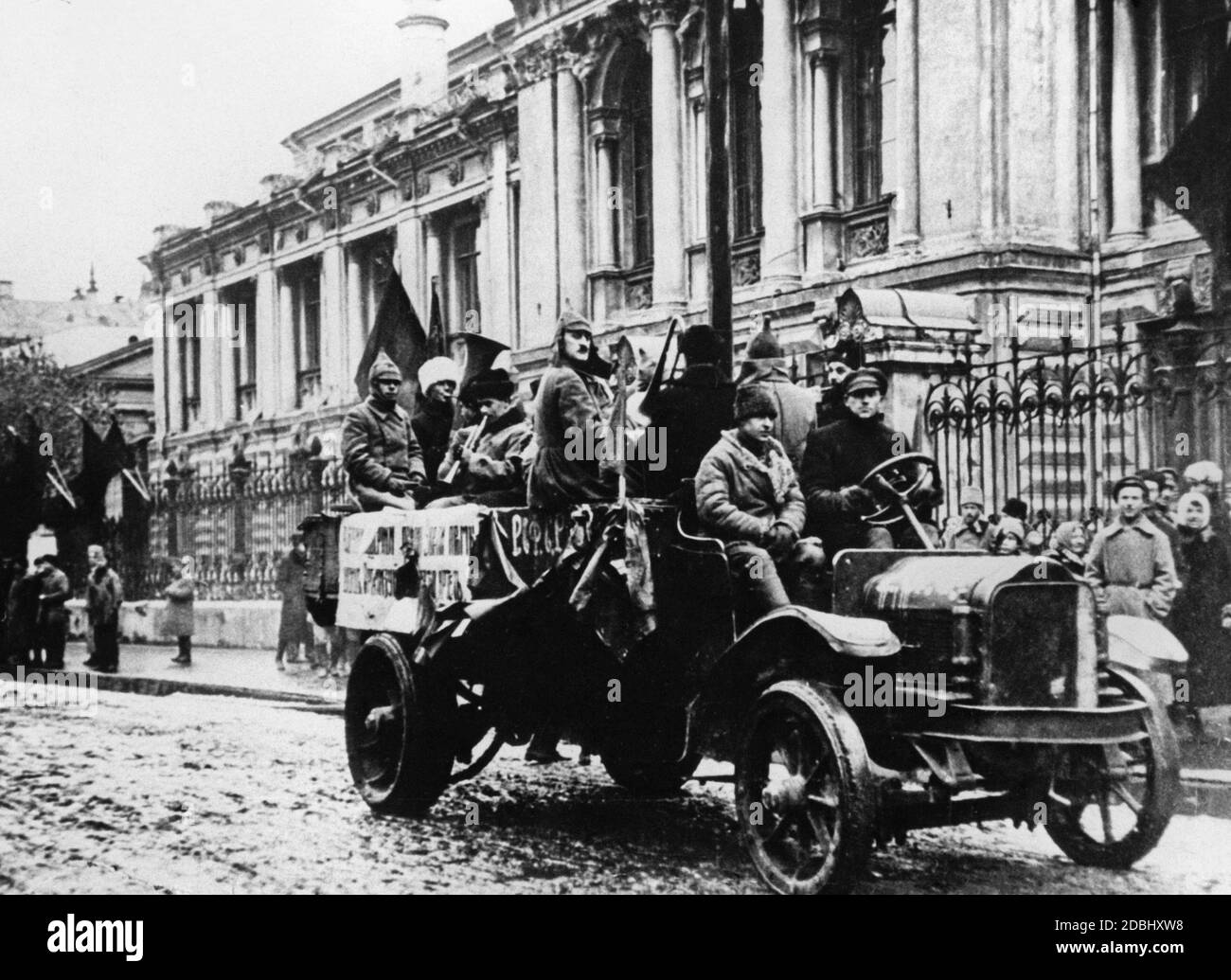 Paraden finden anlässlich des 4. Jahrestages der Oktoberrevolution statt. Stockfoto