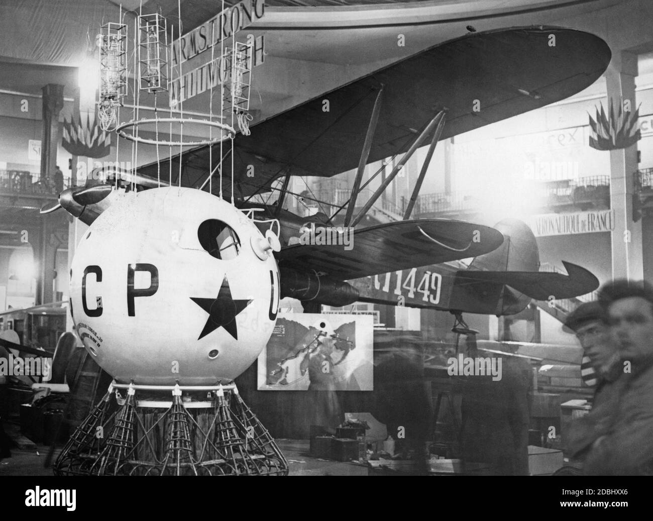 Exponate der sowjetischen Luftfahrtindustrie an einem Stand auf der Paris Air Show. Stockfoto
