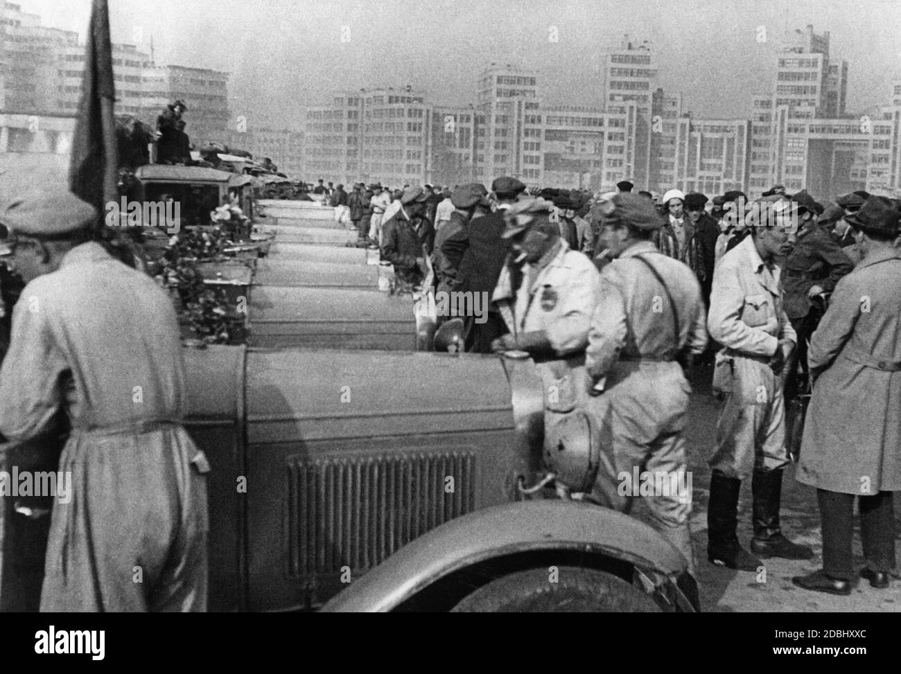 Fahrer aus sowjetischen Fabriken machten eine Probefahrt mit Autos, die in der Sowjetunion produziert wurden, die in Moskau begann und weiter nach Charkow ging und dann in Moskau endete. Hier in Charkow in der Ukraine. Die Reise dauerte von 06.07.1933 bis 30.09.1933. Stockfoto