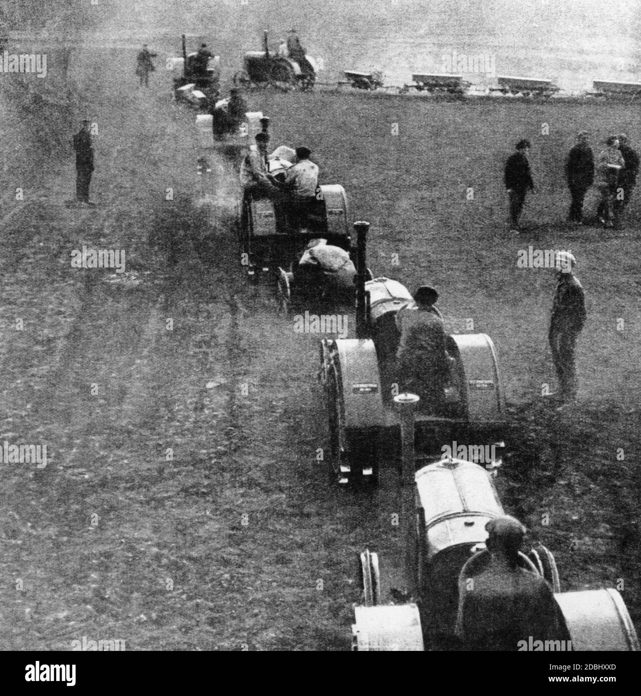 Die Säule der Traktoren auf dem Feld in der Sowjetunion. Stockfoto