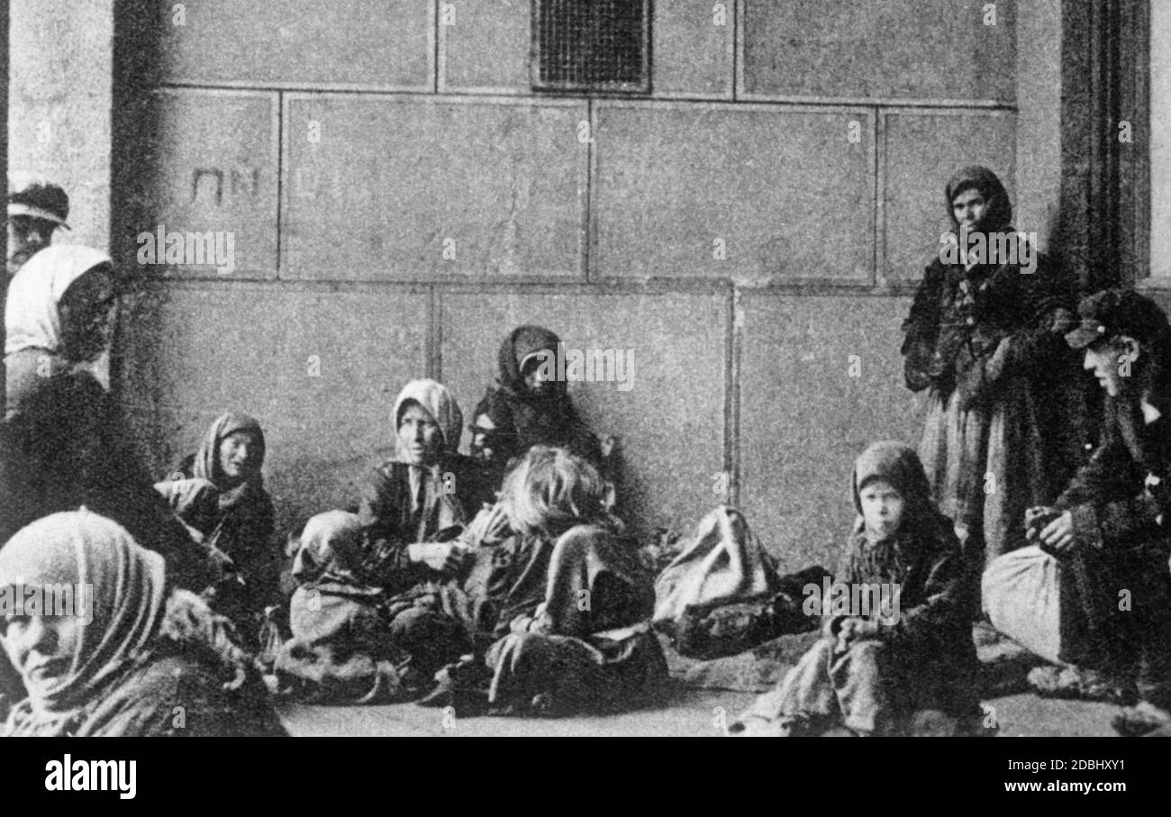 Ein Bild einer Gruppe hungernder Sowjetbürger, die tagelang auf einen Sitzplatz in einem Zug gewartet haben, der sie in ein anderes Gebiet bringen sollte. Hungernd und eiskalt verbrachten sie die Tage und Nächte vor dem Bahnhofsgebäude. Stockfoto