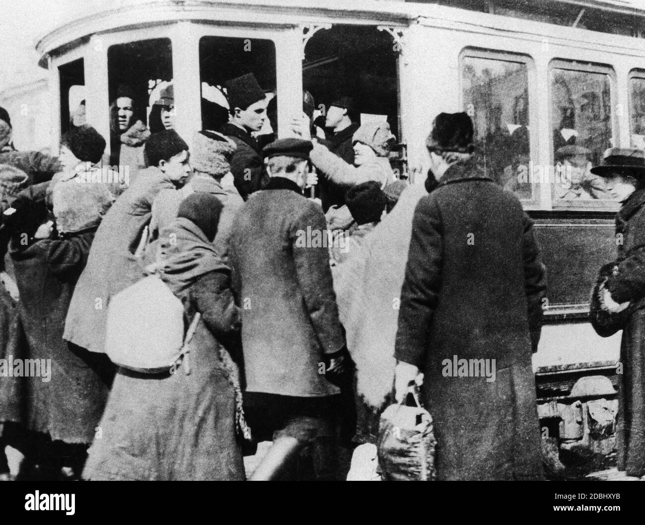 Massen von Menschen mit ihren Taschen voll von Hamsterkäufen für den Hungerwinter 1921/22 an einer Straßenbahn, die in den Stadtrand von Moskau. Die Straßenbahnfahrt ist kostenlos. Stockfoto