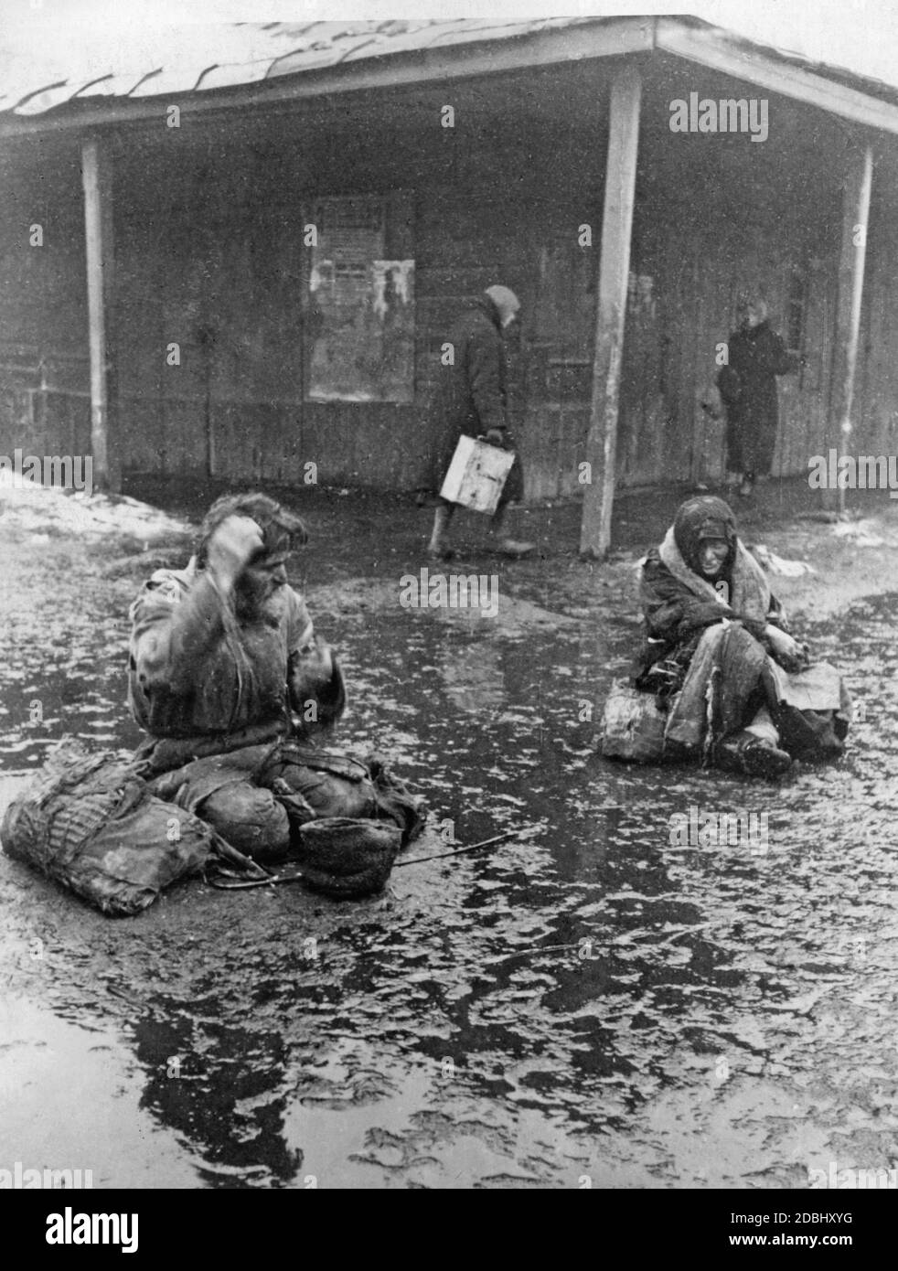 Die Hungersnot, die im Zuge der Zwangskollektivierung entstand, verursachte die Verarmung und den Hunger vieler sowjetischer Bauern. Hier betteln zwei Bauern an einem Bahnhof in der Wolga um Nahrung. Stockfoto