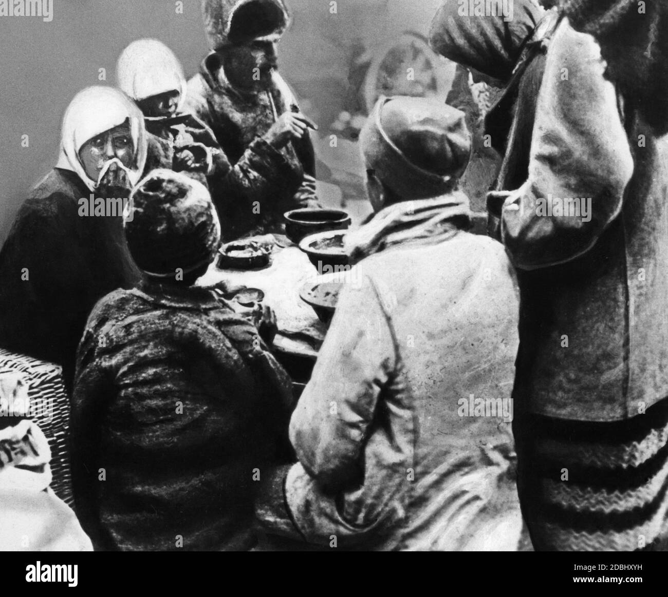 Viele Bewohner von Gebieten, die hauptsächlich vom Hunger betroffen sind, bewegen sich durch Russland auf der Suche nach Nahrung und Unterkunft. Unter ihnen sind die Bauern aus Saratow, die auf dem Bild zu sehen sind und darauf warten, nach Sibirien transportiert zu werden. Stockfoto