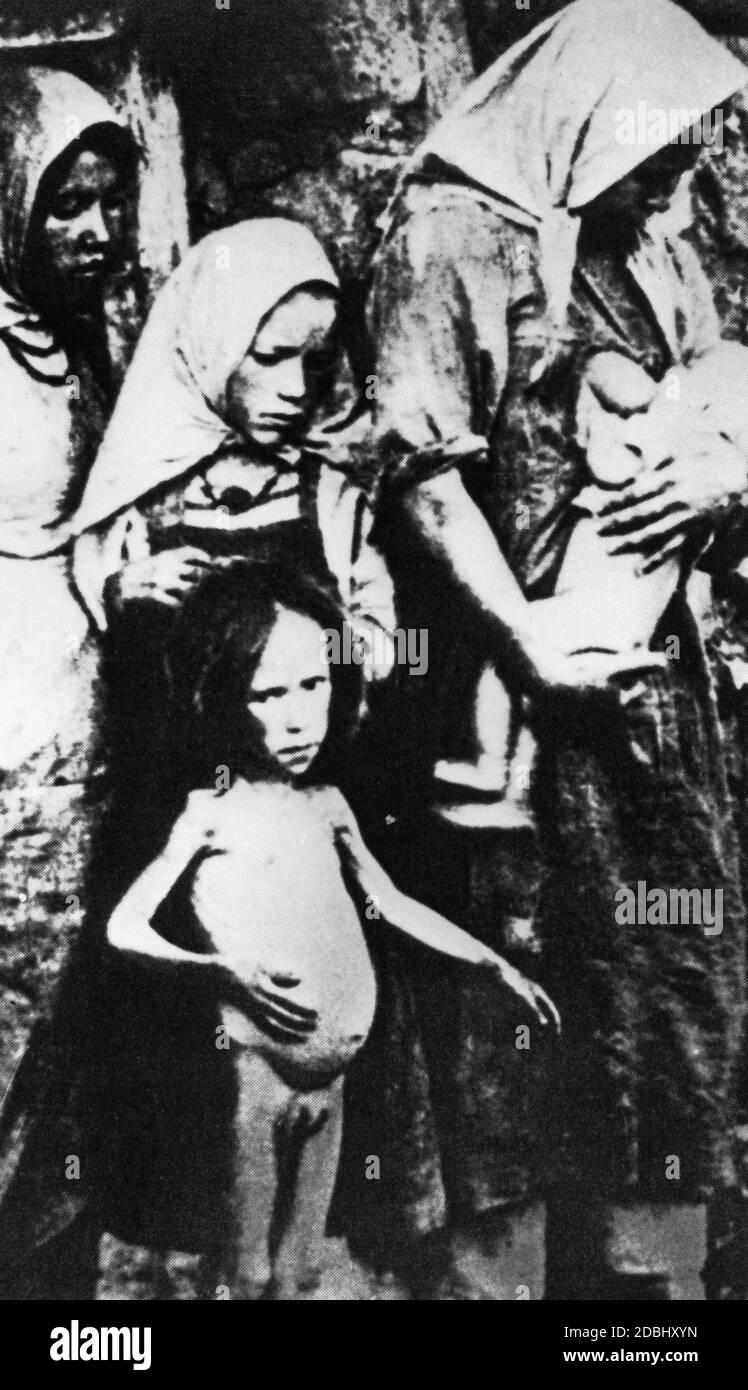 Eine halb verhungerte Bauernfamilie im Kornbereich der Sowjetunion, Ukraine, während der Hungersnot im Winter 1921/22. Stockfoto