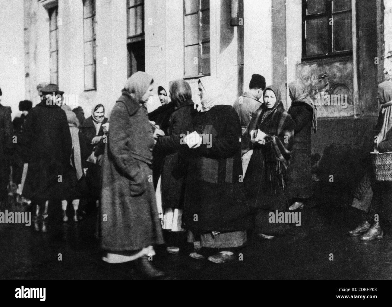 Frauen, die Zigaretten gegen Lebensmittelmarken anbieten, im Winter 1921/22 mitten in der Hungersnot in Moskau. Stockfoto