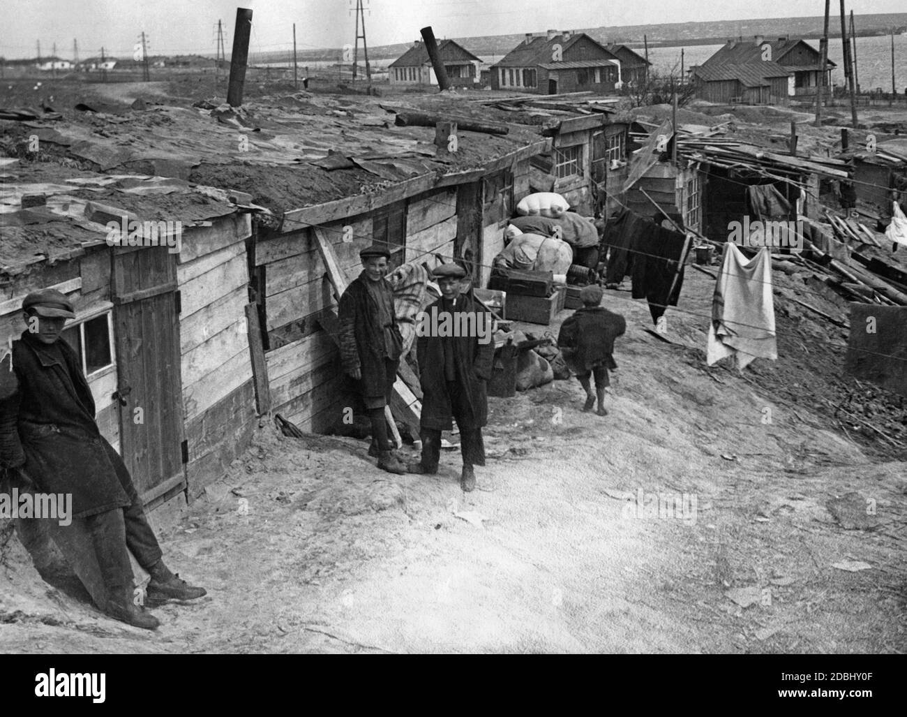 Slums am Rande einer Industriestadt am Don. Stockfoto