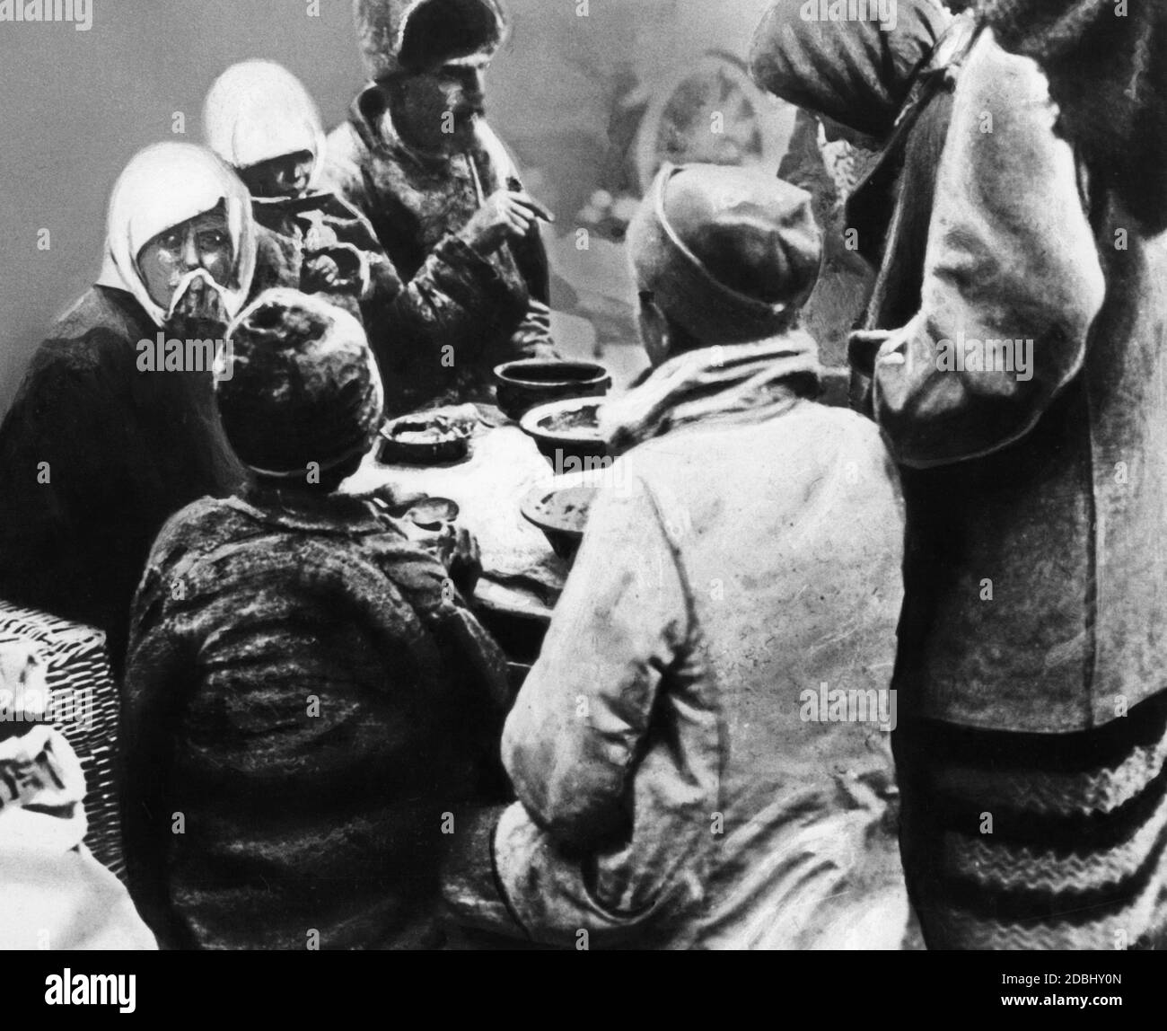 Aufgrund der Hungersnot fliehen viele Menschen auf der Suche nach Nahrung und Unterkunft in mehreren Gebieten Russlands. Das gilt auch für diese Bauern aus Saratow, die auf den weiteren Transport nach Sibirien warten. Stockfoto