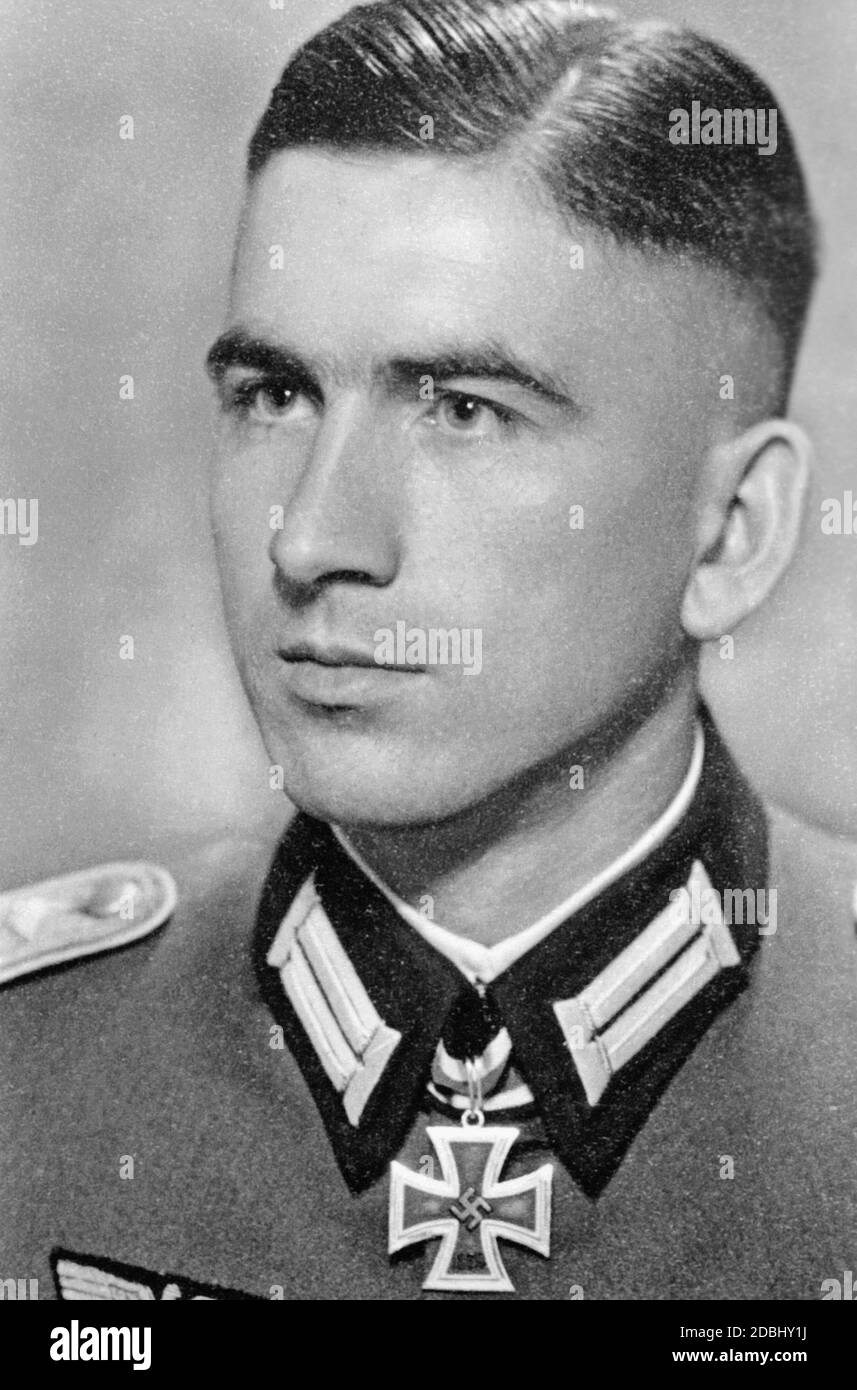 Hauptmann Rudolf Guckenberger, II./Infanterieregiment 481, mit dem Ritterkreuz, 1942. Das Datum gibt das Datum der Vergabe an. Stockfoto