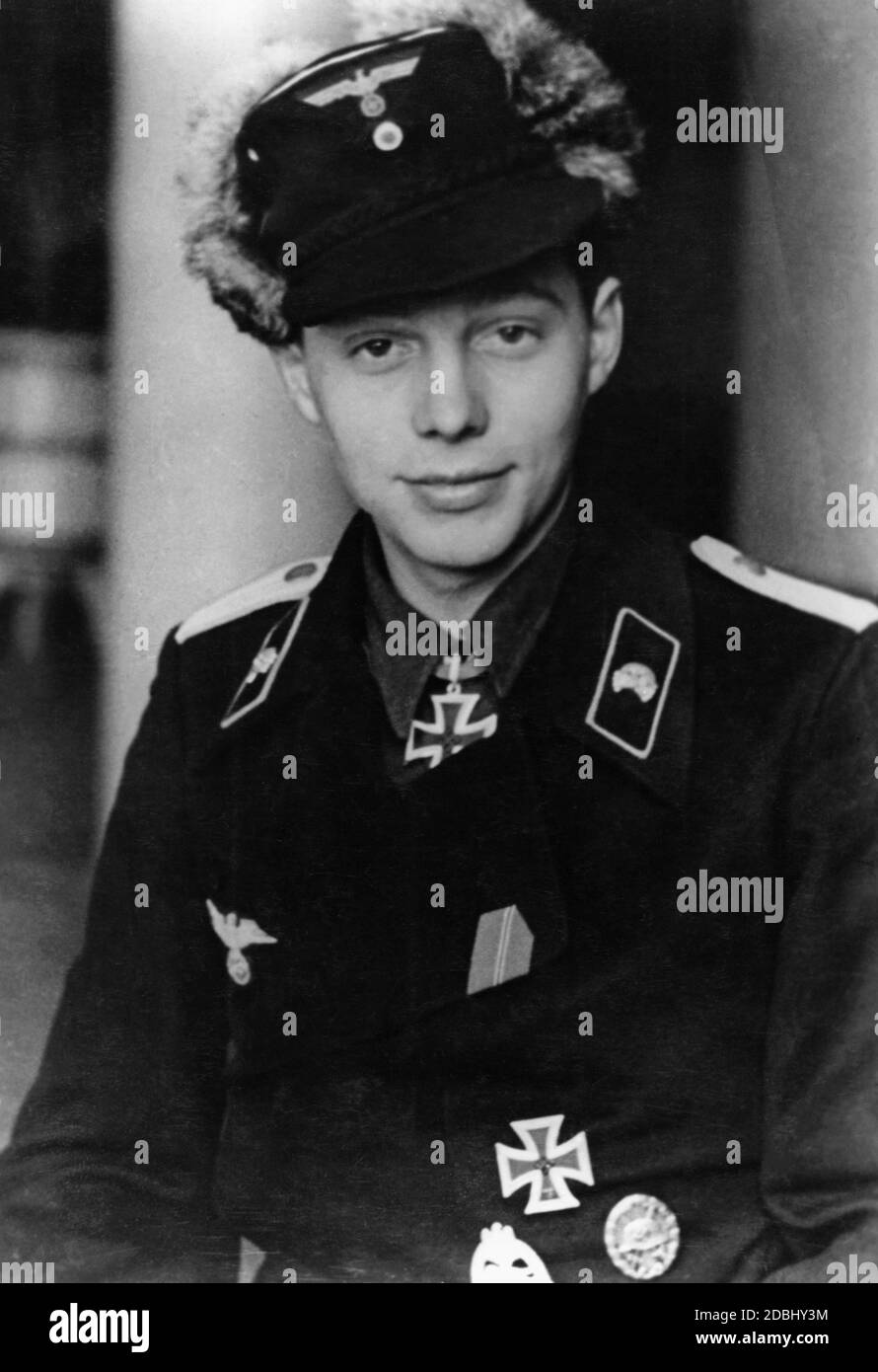 Leutnant Karl-Heinrich Gsell, 2./Panzerregiment 35, mit dem Ritterkreuz 1944. Das Datum ist das Datum der Vergabe. Stockfoto