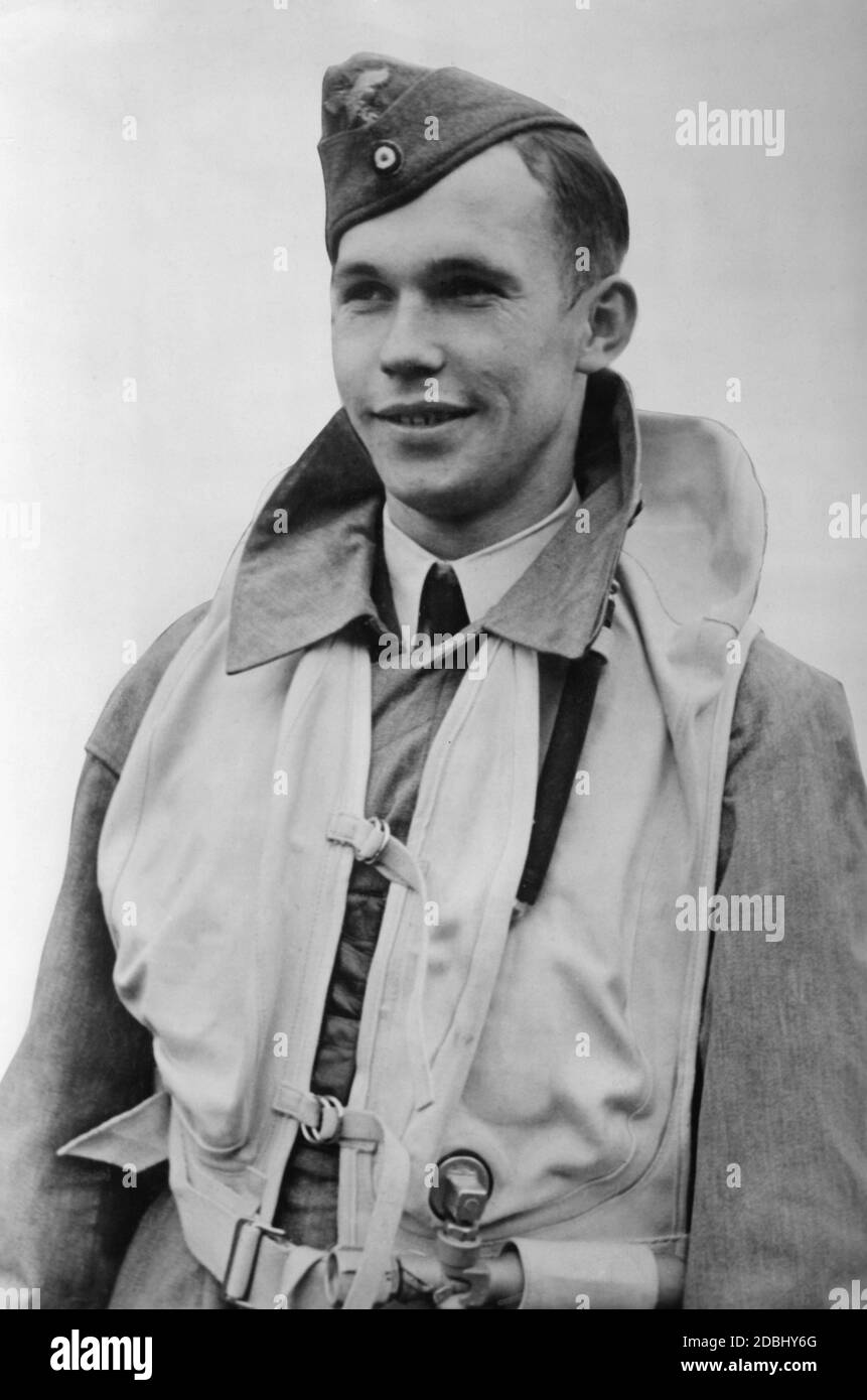 Oberleutnant Hahn, 4./Jagdgeschwader 2, mit dem Ritterkreuz. Das Datum ist das Vergabedatum. Stockfoto