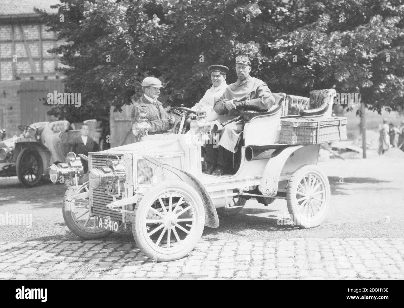 Prinz Heinrich von Preußen (rechts), der 1906 in einem Auto neben seinem Chauffeur saß. Das Auto trägt ein Nummernschild mit dem Buchstaben A, das für die Region Anhalt stand. Stockfoto