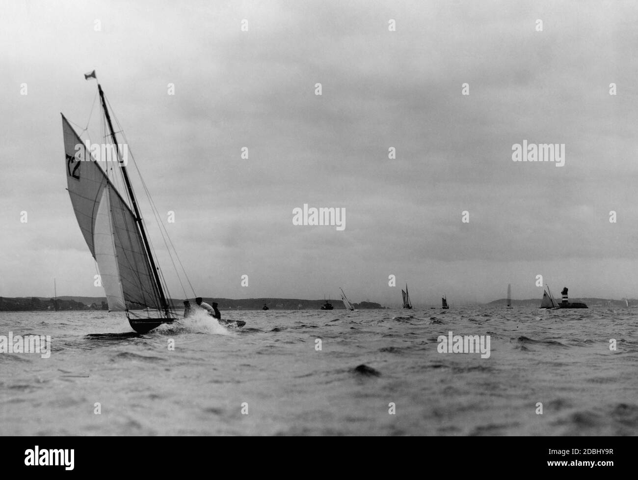 'Prinz Heinrich von Preußen war Ende Juni 1905 auf der Kieler Woche anwesend. Er nahm an einer Segelregatta auf der Sonderklasse Yacht ''Tilly VII.'' Teil. (Vorne links) .' Stockfoto