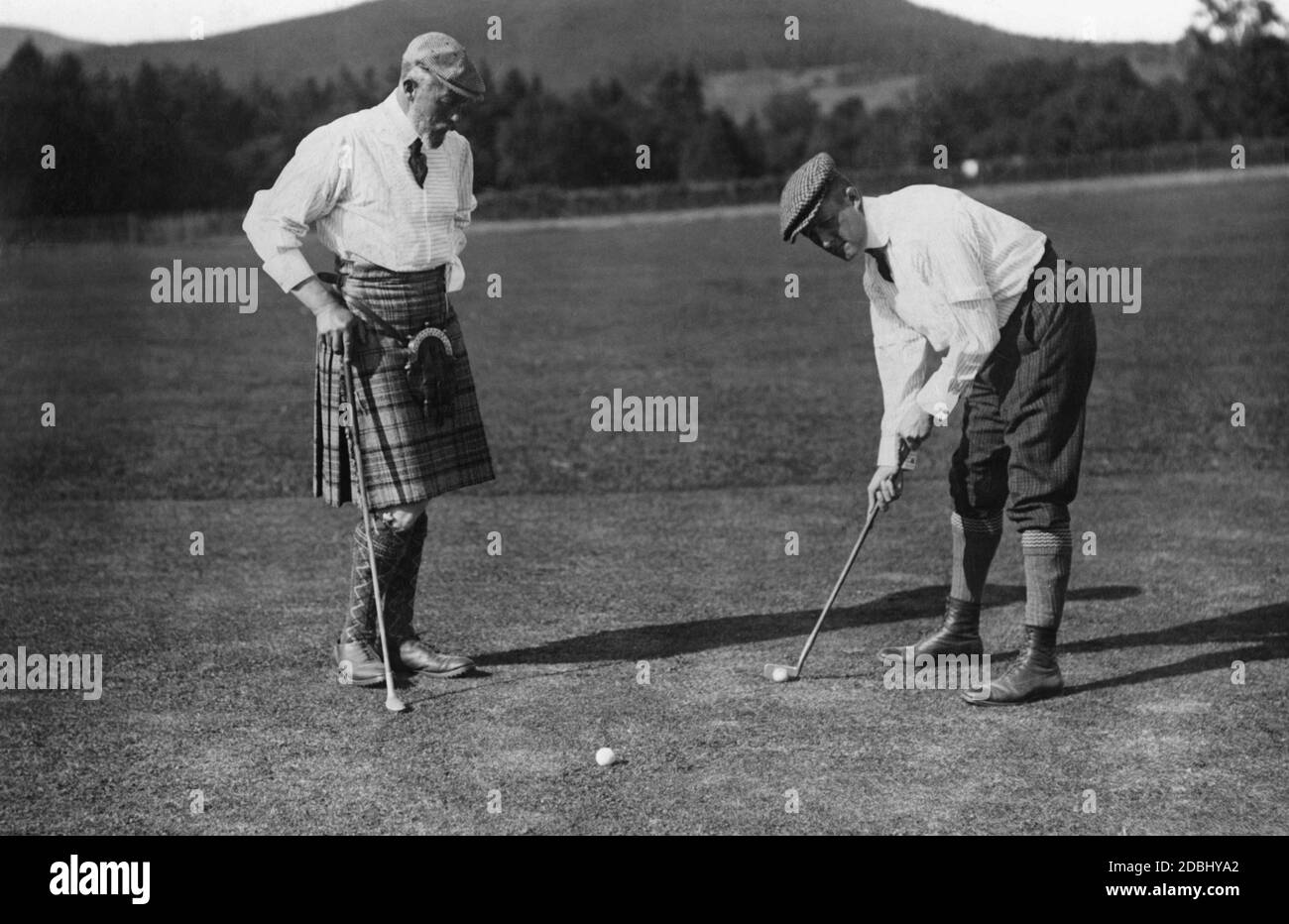 Prinz Heinrich von Preußen (links), in schottischer Tracht gekleidet, spielt 1910 in England Golf. Stockfoto