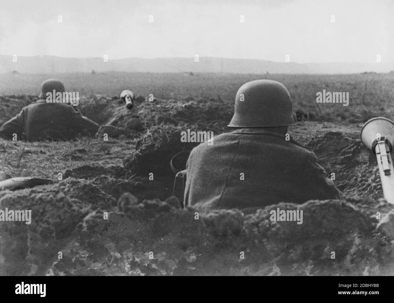 Infanteristen in Foxholes an der Ostfront, daneben sind Bazookas zur Verteidigung gegen russische Panzer. PK Foto: Ellerbrock. Stockfoto