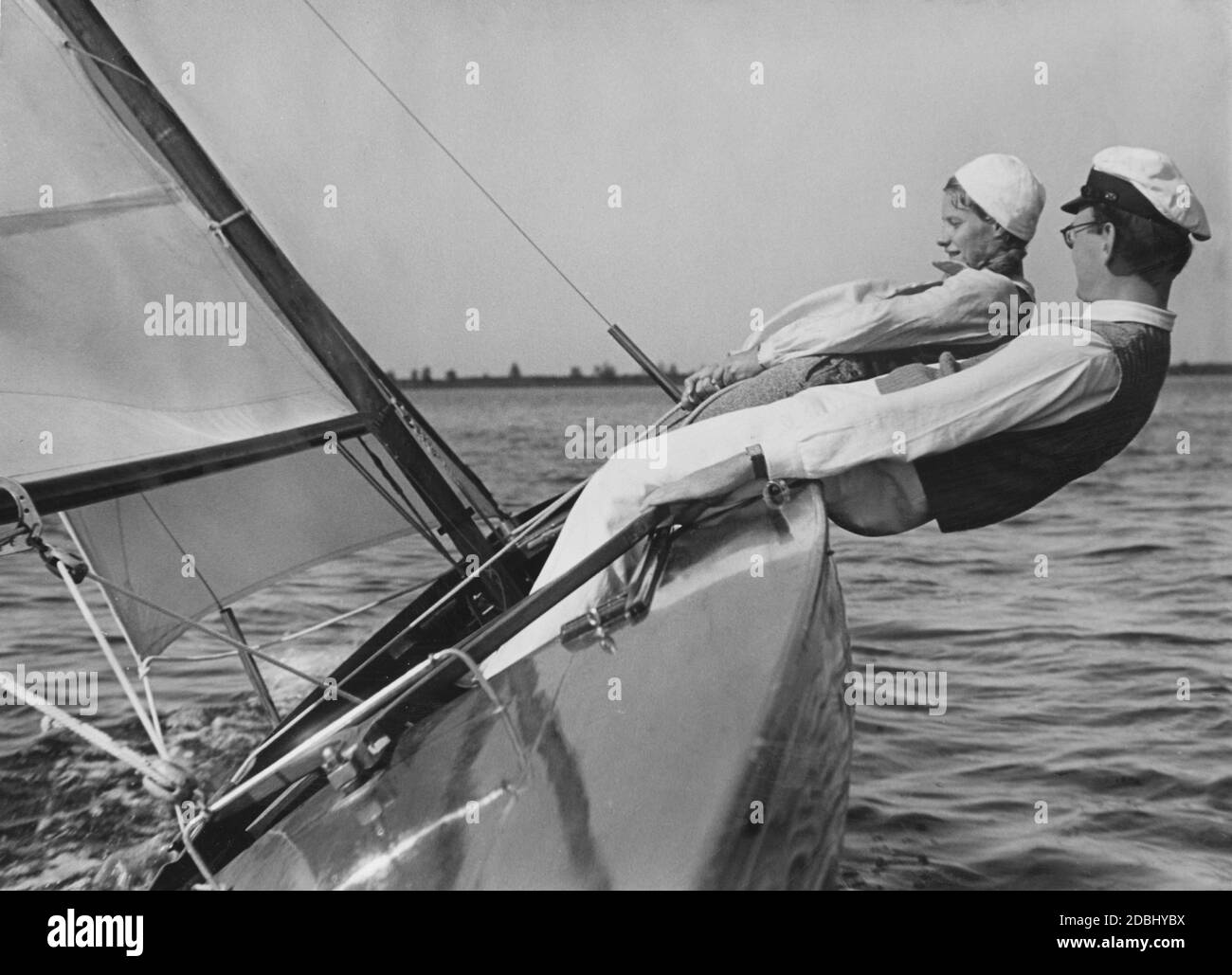 Zwei Segler drehen sich bei den Olympischen Sommerspielen im Olympischen Hafen in Düsternbrook. Stockfoto