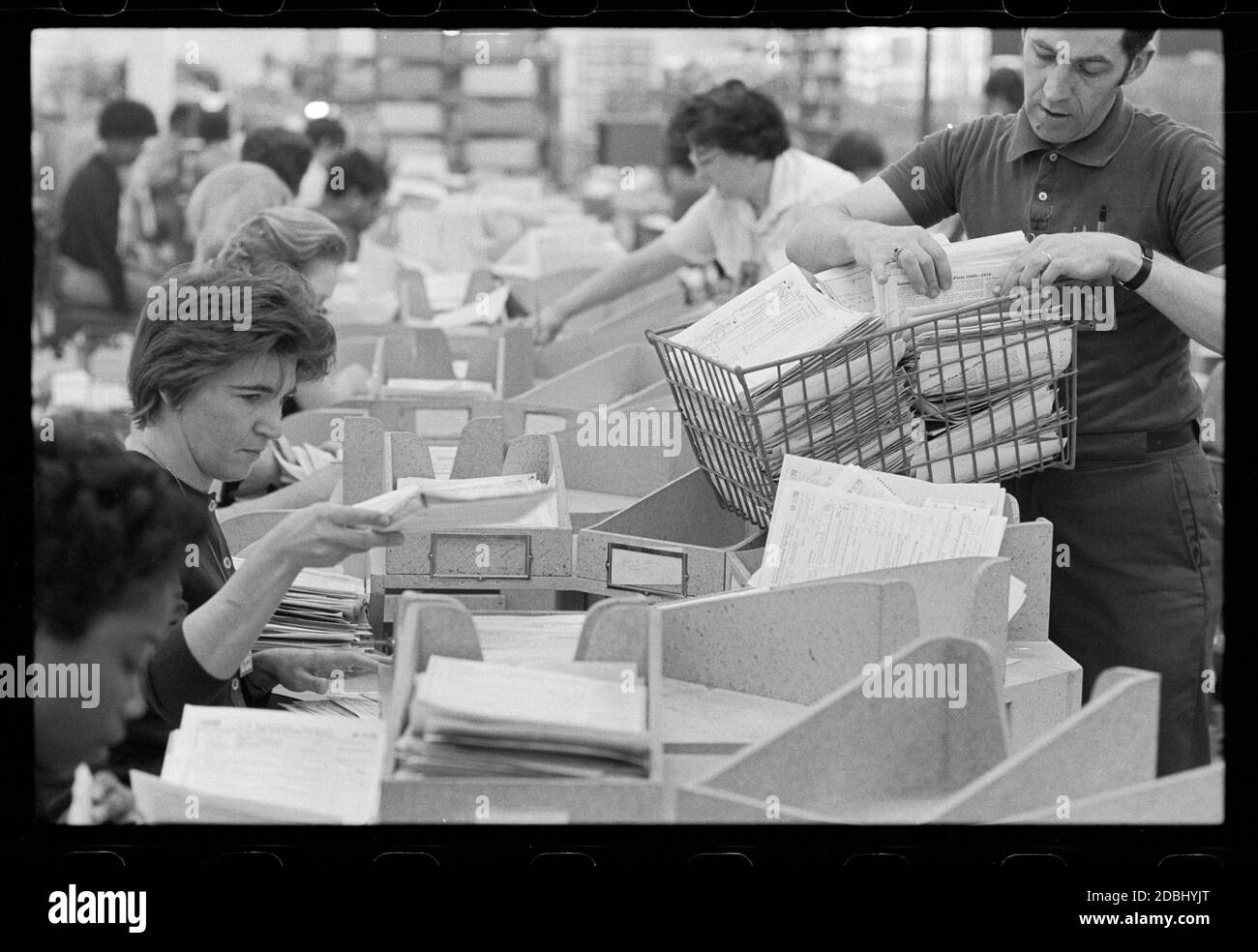 Internal Revenue Service Workers process tax returns, Philadelphia, PA, 4/14/1971. (Foto von Warren K Leffler/US News & World Report Collection/RBM Vintage Images) Stockfoto