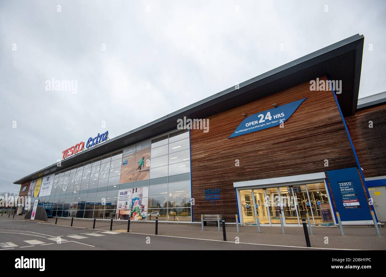 Tesco Extra in Wisbech, Cambridgeshire, wo Polizist Simon Read angeblich versuchte, eine £9.95-Schachtel mit 12 Krispy Kreme-Donuts für sieben Pence zu kaufen, indem er ihnen einen Barcode für Karotten aufklebte und eine Selbstbedienungskasse durchging. Stockfoto