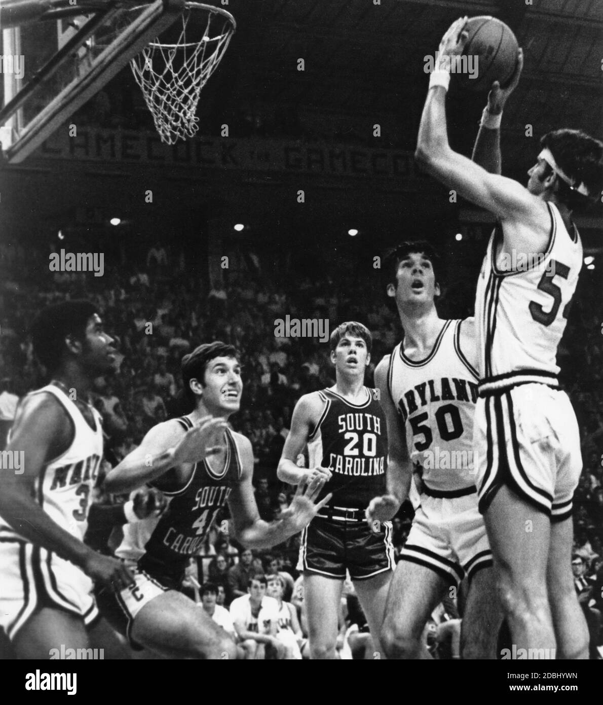 Maryland Terps Spieler macht einen Sprung auf ein Spiel 1970 zwischen den Universitäten von Maryland und South Carolina in Cole Field House, College Park, MD, 1970. (Foto: United States Information Agency/RBM Vintage Images) Stockfoto