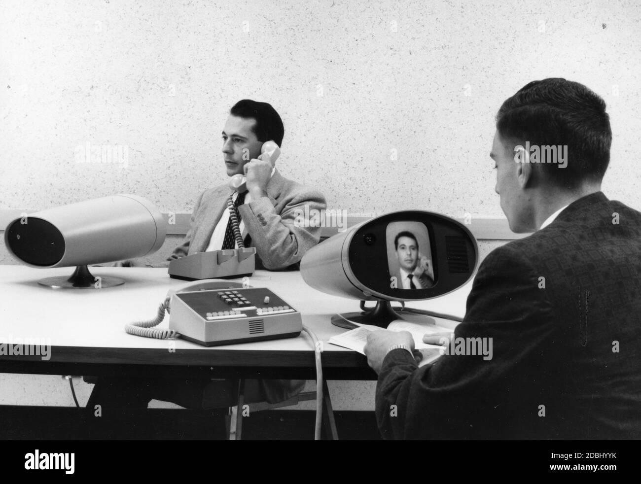 Das Picturephone, das Video zu Telefonaten hinzugefügt hat, wurde auf dem AT&T Bell System Pavillon auf der New York World's Fair 1964, New York, 1964 debütiert. (Foto von AT&T Photo Service/United States Information Agency/RBM Vintage Images) Stockfoto