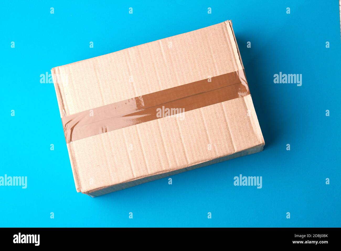Abgedichtetes Paket isoliert auf blauem Hintergrund. Stockfoto