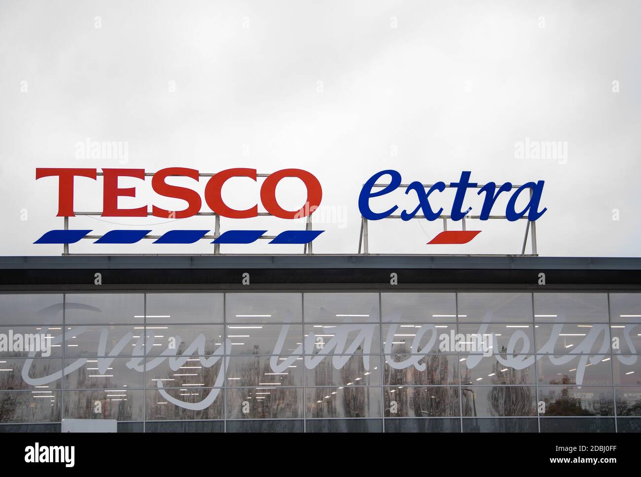 Tesco Extra in Wisbech, Cambridgeshire, wo Polizist Simon Read angeblich versuchte, eine £9.95-Schachtel mit 12 Krispy Kreme-Donuts für sieben Pence zu kaufen, indem er ihnen einen Barcode für Karotten aufklebte und eine Selbstbedienungskasse durchging. Stockfoto