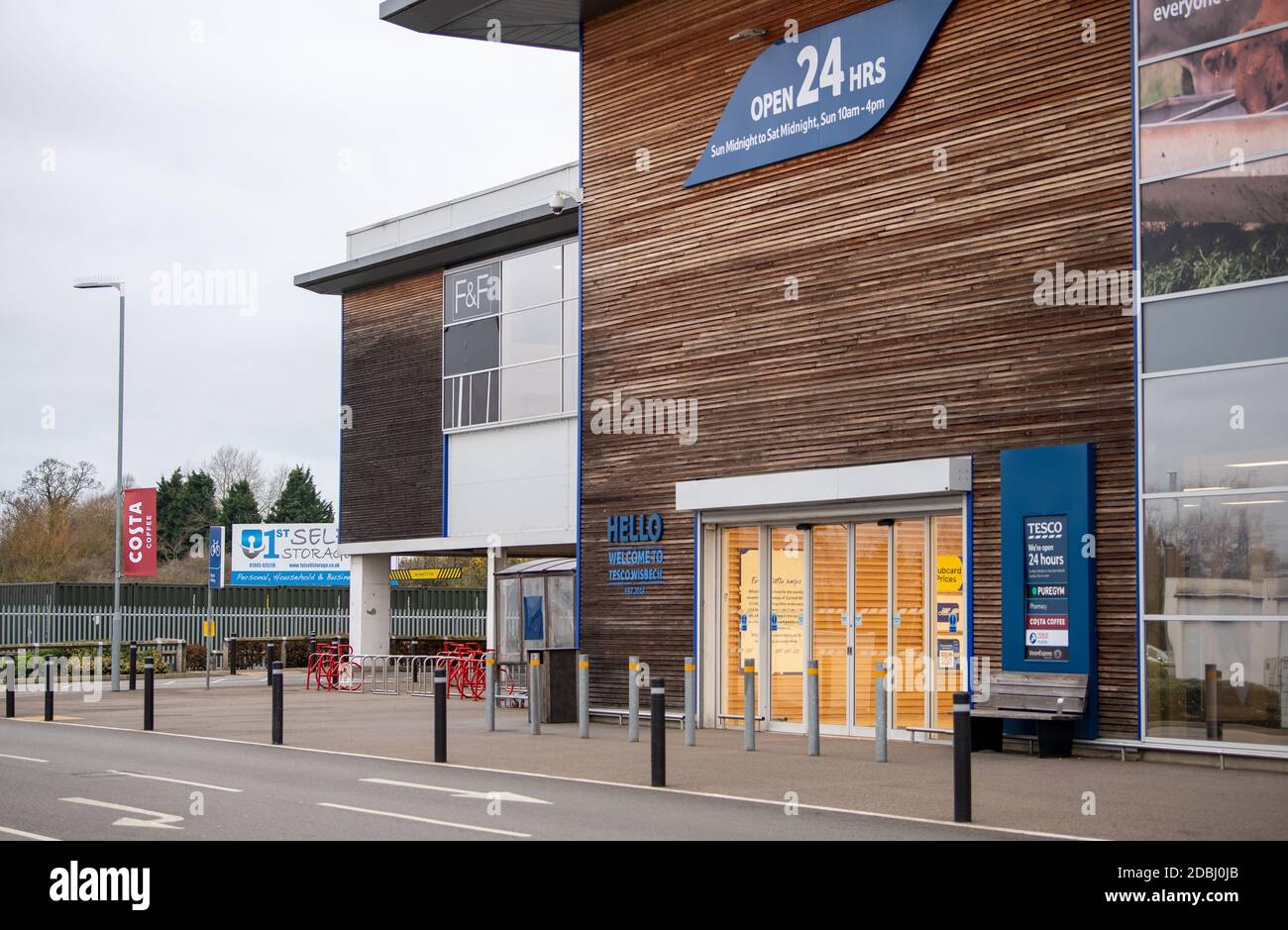 Tesco Extra in Wisbech, Cambridgeshire, wo Polizist Simon Read angeblich versuchte, eine £9.95-Schachtel mit 12 Krispy Kreme-Donuts für sieben Pence zu kaufen, indem er ihnen einen Barcode für Karotten aufklebte und eine Selbstbedienungskasse durchging. Stockfoto