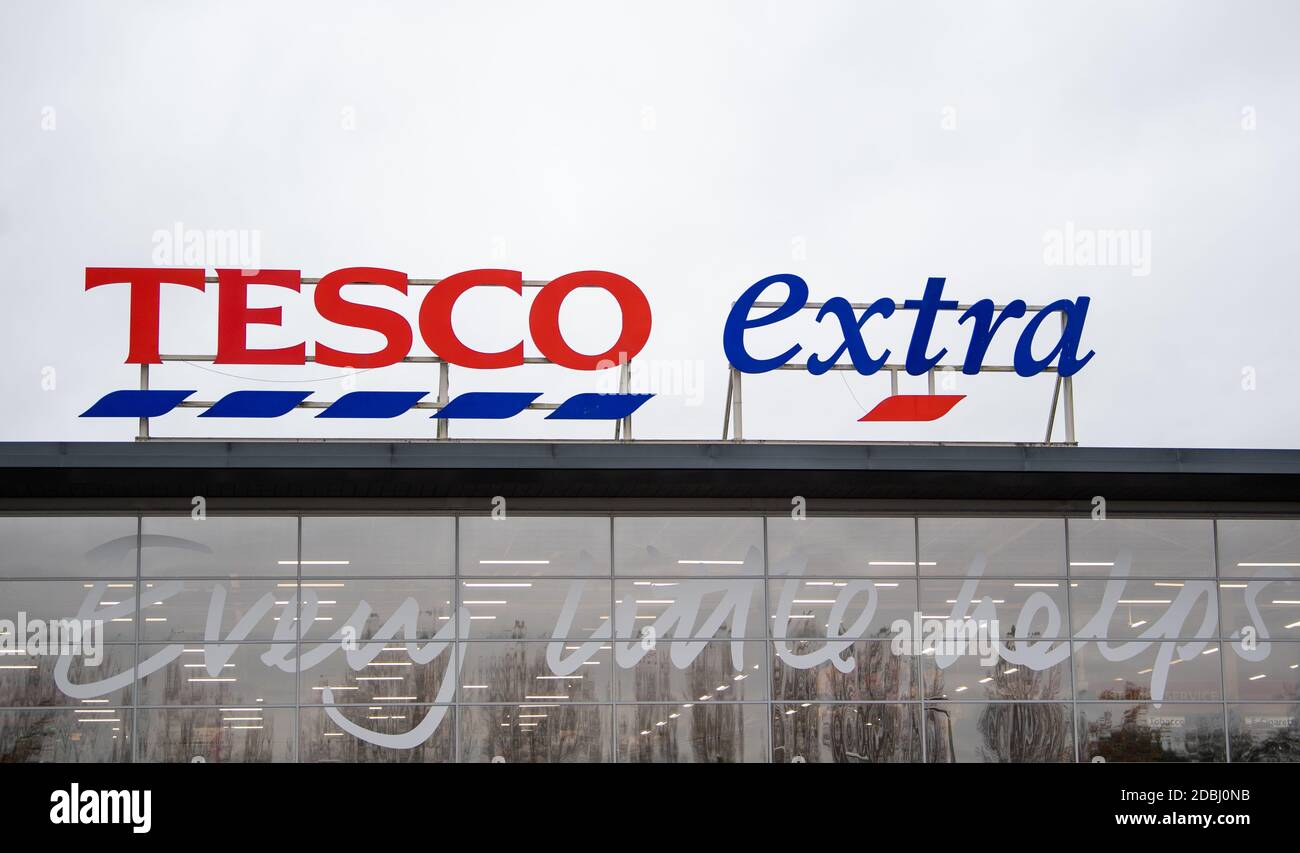 Tesco Extra in Wisbech, Cambridgeshire, wo Polizist Simon Read angeblich versuchte, eine £9.95-Schachtel mit 12 Krispy Kreme-Donuts für sieben Pence zu kaufen, indem er ihnen einen Barcode für Karotten aufklebte und eine Selbstbedienungskasse durchging. Stockfoto