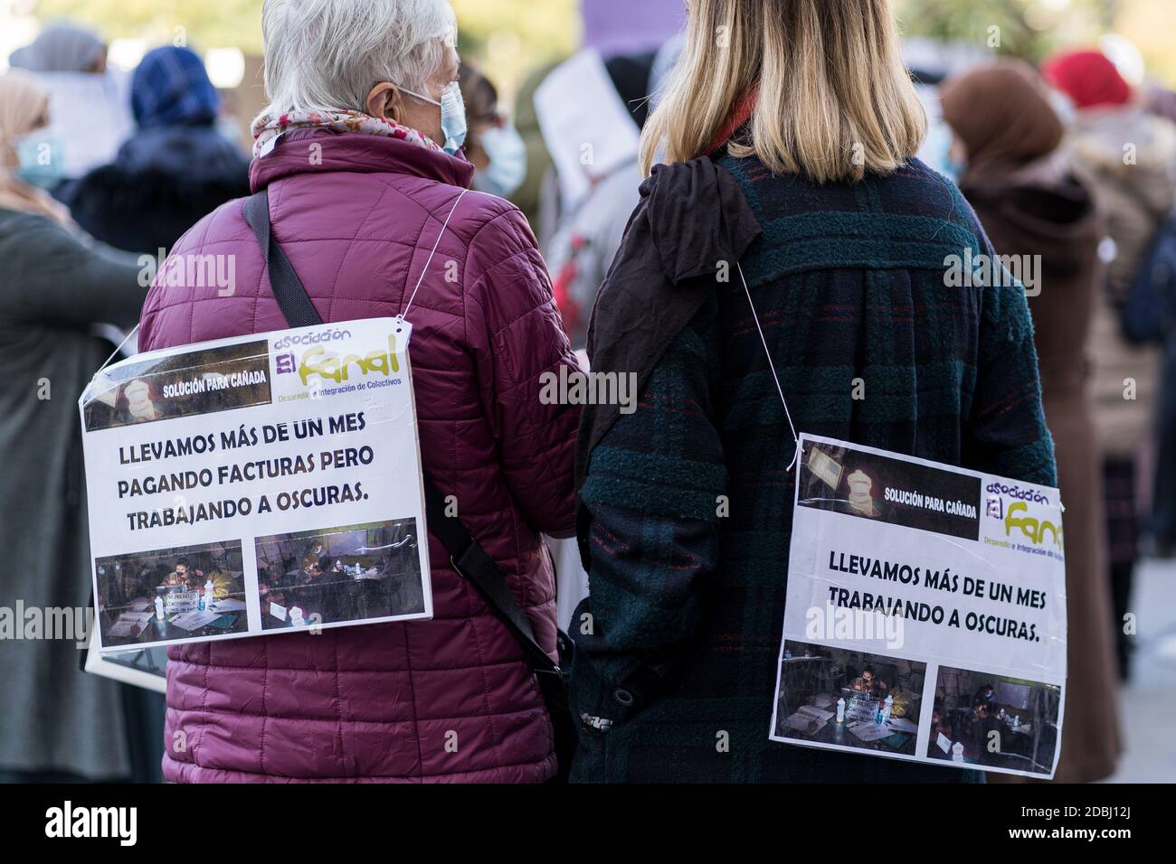 Madrid, Spanien. November 2020. Zwei Demonstranten tragen Plakate auf dem Rücken während des Protestes in La Cañada Real, Madrid.die Bewohner von La Cañada Real, einem marginalen Viertel im Süden von Madrid, demonstrieren vor dem Rathaus von Madrid gegen ihre monatelange Stromausgehens. Ein großer Teil der Menschen, die in dieser Nachbarschaft leben, sind Muslime, Zigeuner, Afrikaner und Nachkommen von Einwanderern. Kredit: SOPA Images Limited/Alamy Live Nachrichten Stockfoto