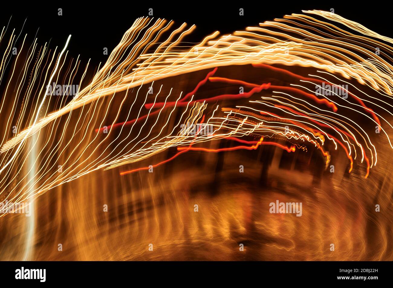 Abstrakter Hintergrund von Stadtlichtern mit langer Verschlusszeit. Licht Fotokunst Stockfoto