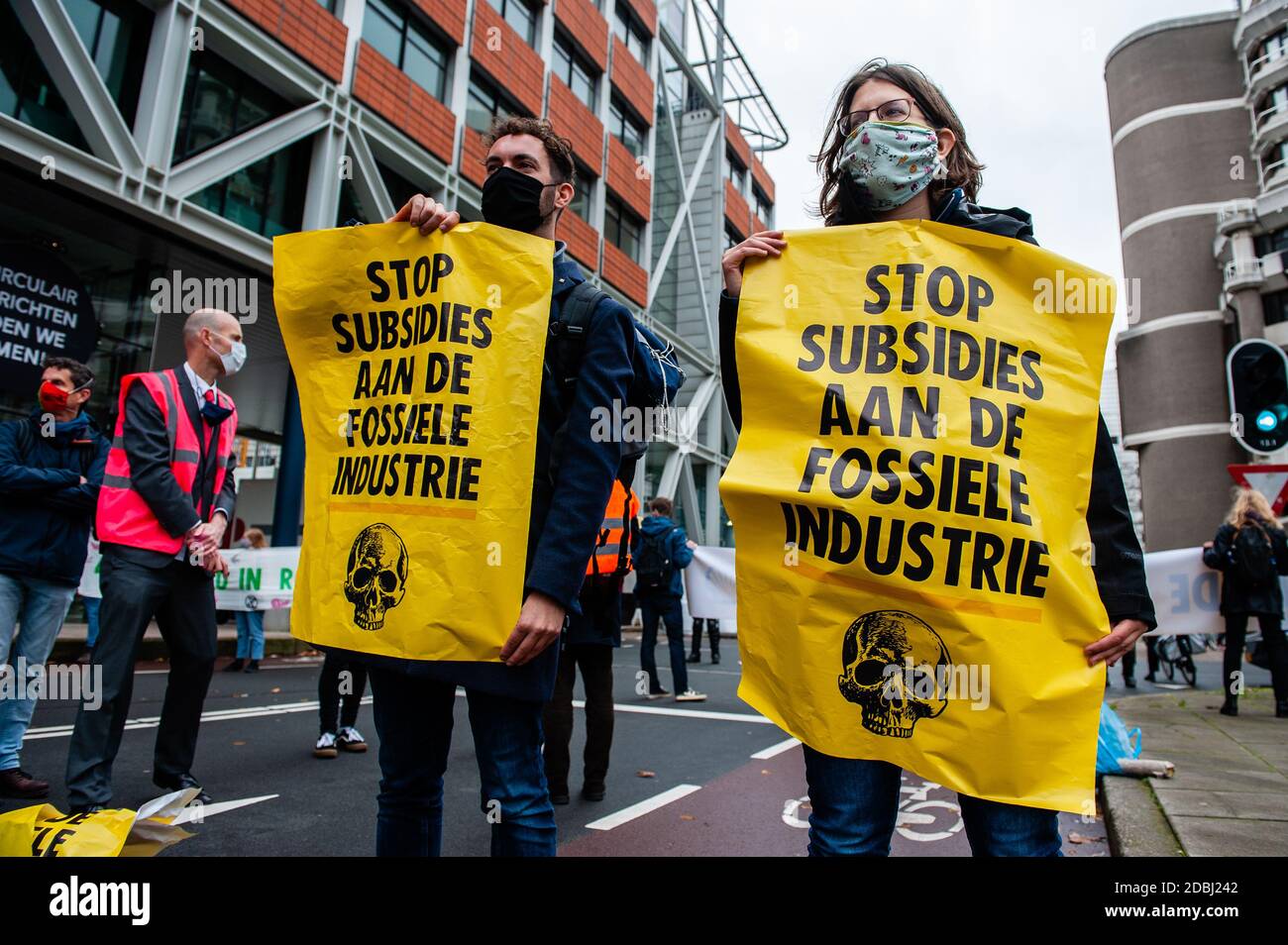 Den Haag, Niederlande. November 2020. Zwei Aktivisten mit Plakaten, die ihre Meinung während der Demonstration ausdrücken.Extinction Rebellion Aktivisten mit Hilfe von Dramatikerin, Maria Goos und niederländischen Schauspielern, Sieger Sloot und Michiel de Jong, In einer disruptiven Aktion außerhalb des Ministeriums für Wirtschaft und Klimapolitik fordern Gebäude, dass Subventionen für fossile Brennstoffe sofort aufhören und die sofortige Veröffentlichung der sogenannten Shell Papers. Diese Aktion wurde bereits vom Bürgermeister von Den Haag verboten. Kredit: SOPA Images Limited/Alamy Live Nachrichten Stockfoto