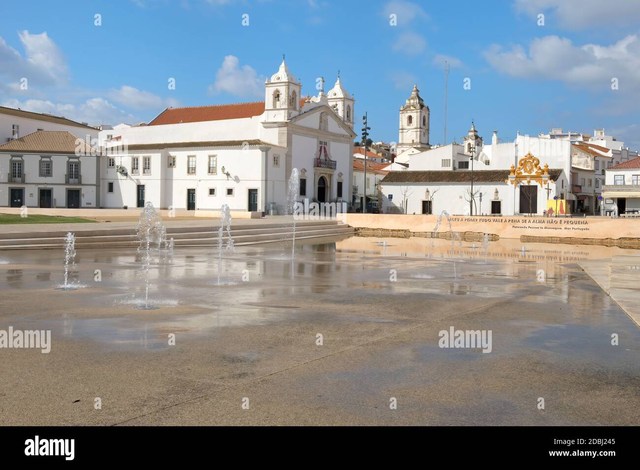 Santa Maria Kirche und Brunnen, Infante Dom Henrique Platz, Lagos, Algarve, Portugal, Europa Stockfoto