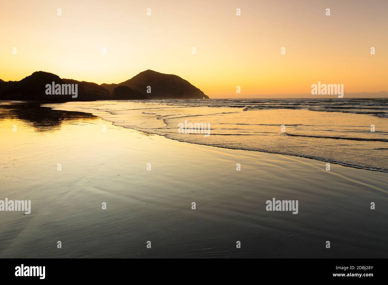 Wharariki Beach bei Sonnenuntergang, Golden Bay, Tasman, Südinsel, Neuseeland, Pazifik Stockfoto