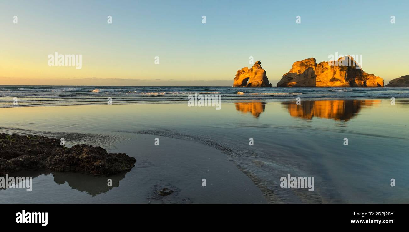 Wharariki Beach bei Sonnenuntergang, Golden Bay, Tasman, Südinsel, Neuseeland, Pazifik Stockfoto
