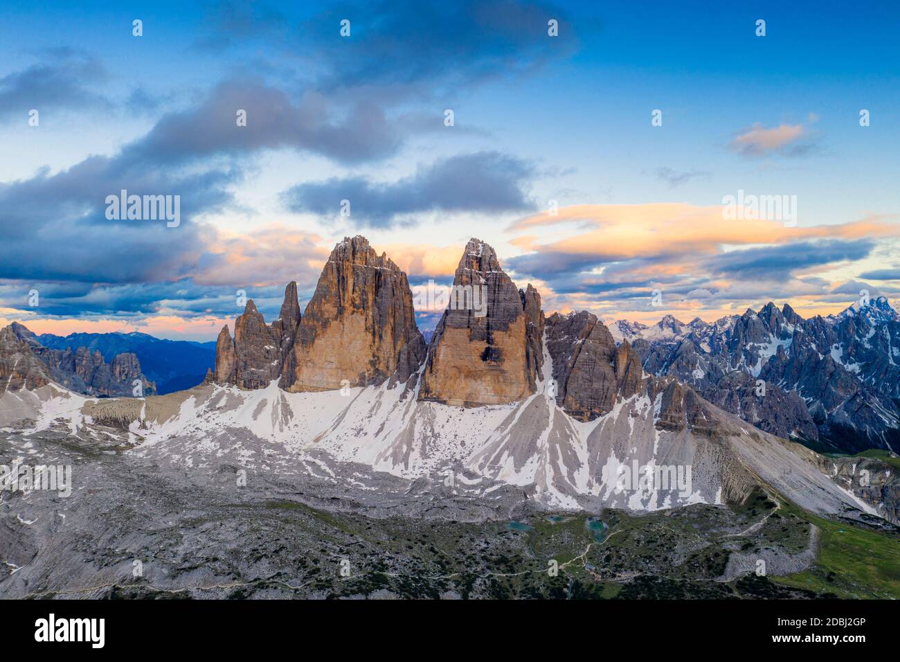 Luftaufnahme der Seen Tre Cime di Lavaredo und Grava Longa bei Sonnenuntergang, Naturpark Sextner Dolomiten, Südtirol, Italien, Europa Stockfoto