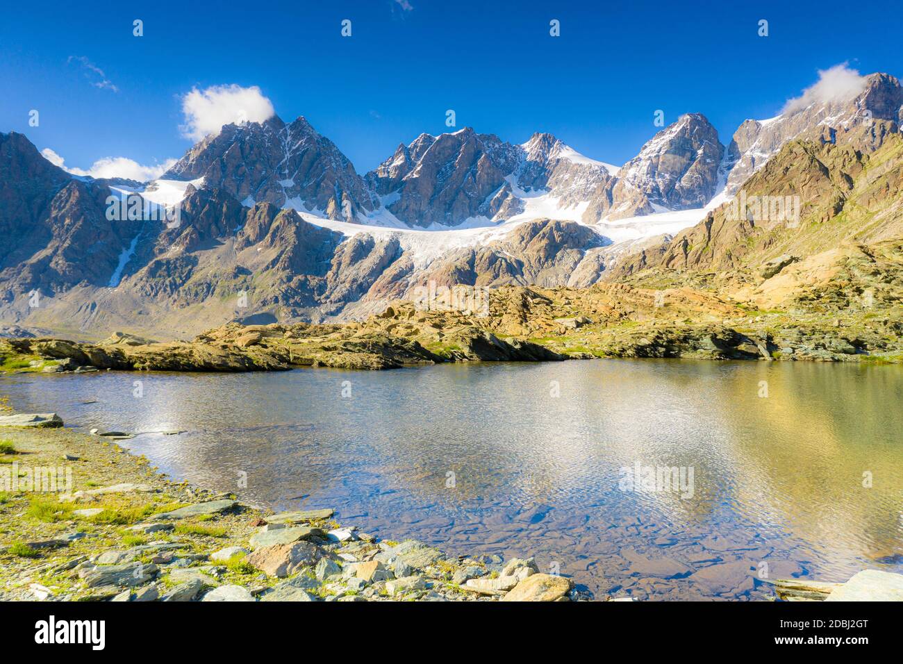 Klarer Himmel über den felsigen Gipfeln der Bernina Gruppe und Forbici See im Sommer, Valmalenco, Valtellina, Lombardei, Italien, Europa Stockfoto