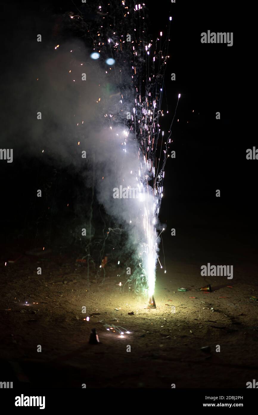 Brand von Cracker Explosion auf schwarzem Hintergrund Stockfoto