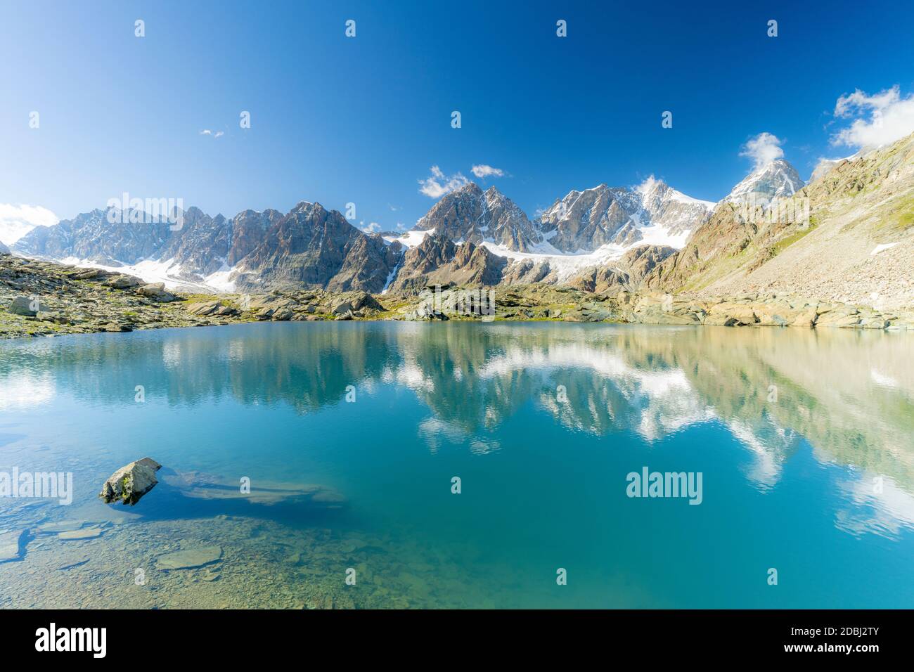 Die BERNINA Gruppe spiegelt sich im klaren Wasser des Forbici Sees, Valmalenco, Valtellina, Sondrio Provinz, Lombardei, Italien, Europa Stockfoto