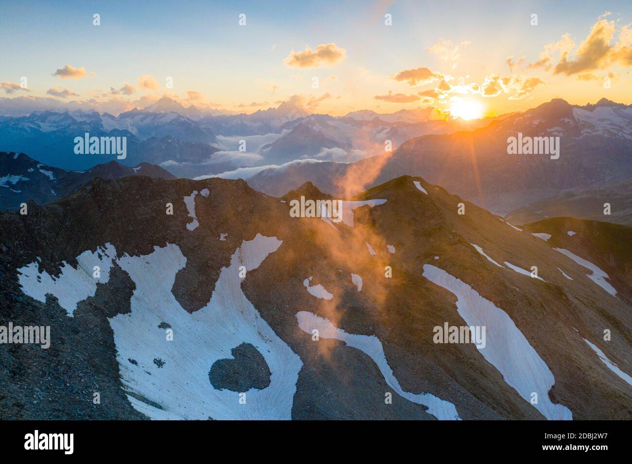 Letzte Sonnenstrahlen beleuchten die felsigen Berggipfel, Furkapass, Kanton Uri, Schweiz, Europa Stockfoto