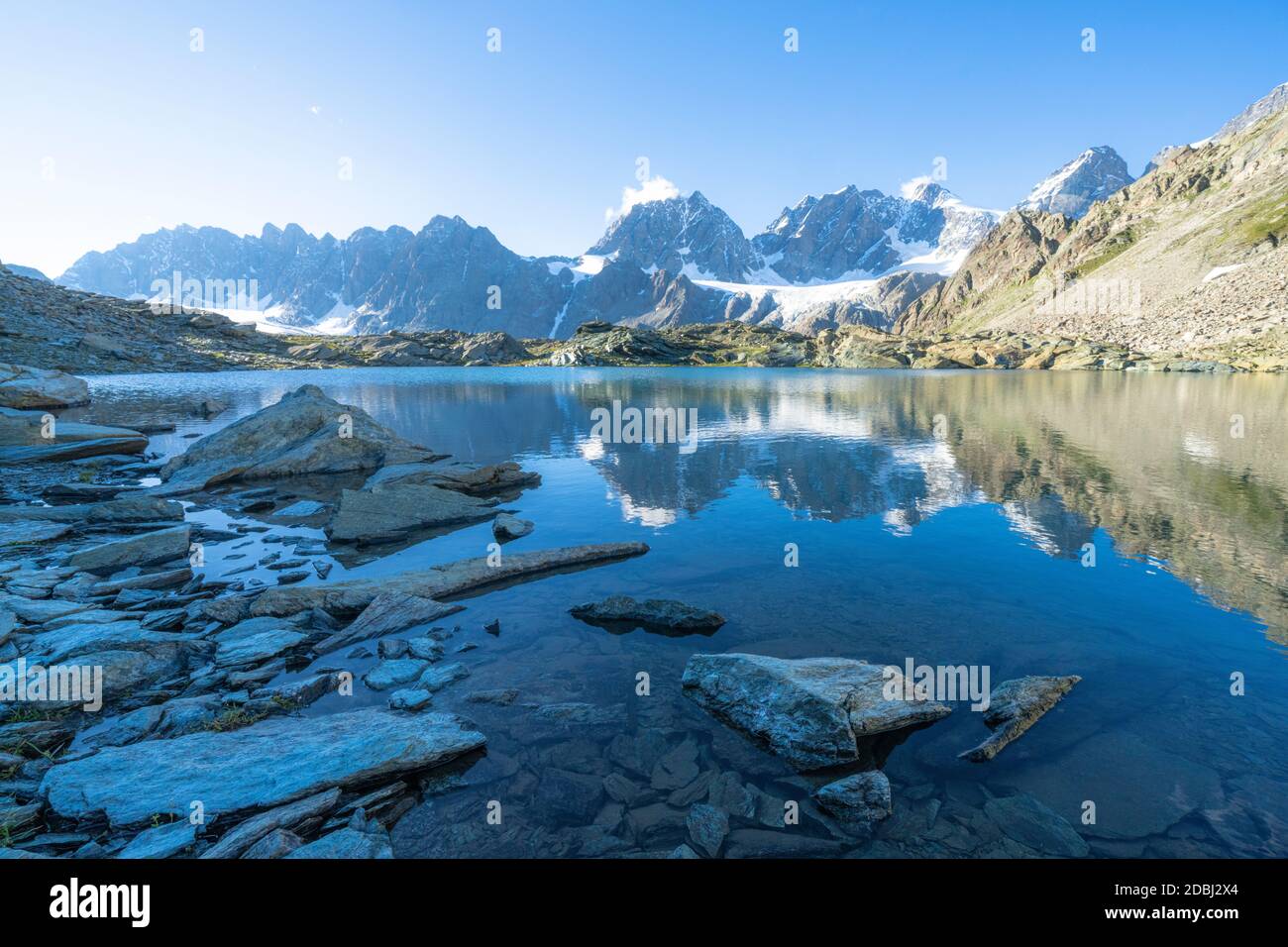 Die BERNINA Gruppe spiegelt sich im klaren Wasser des Forbici Sees in der Morgendämmerung, Valmalenco, Valtellina, Provinz Sondrio, Lombardei, Italien, Europa Stockfoto