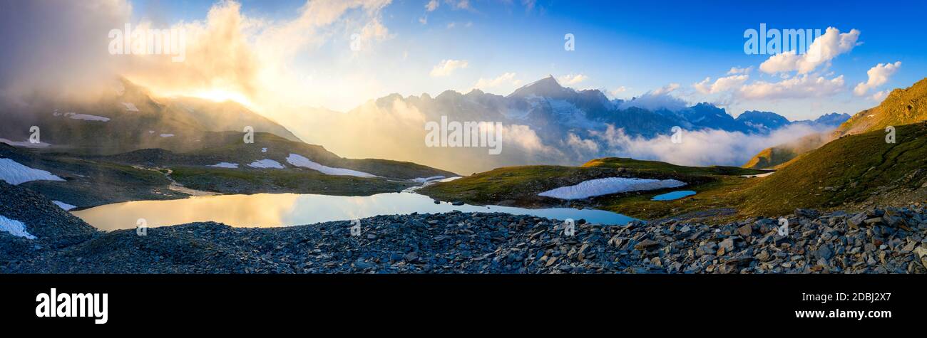 Sonnenaufgang über dem Mittleren Schwarziseeli See und dem Galenstock Berggipfel im Hintergrund, Furkapass, Kanton Uri, Schweiz, Europa Stockfoto