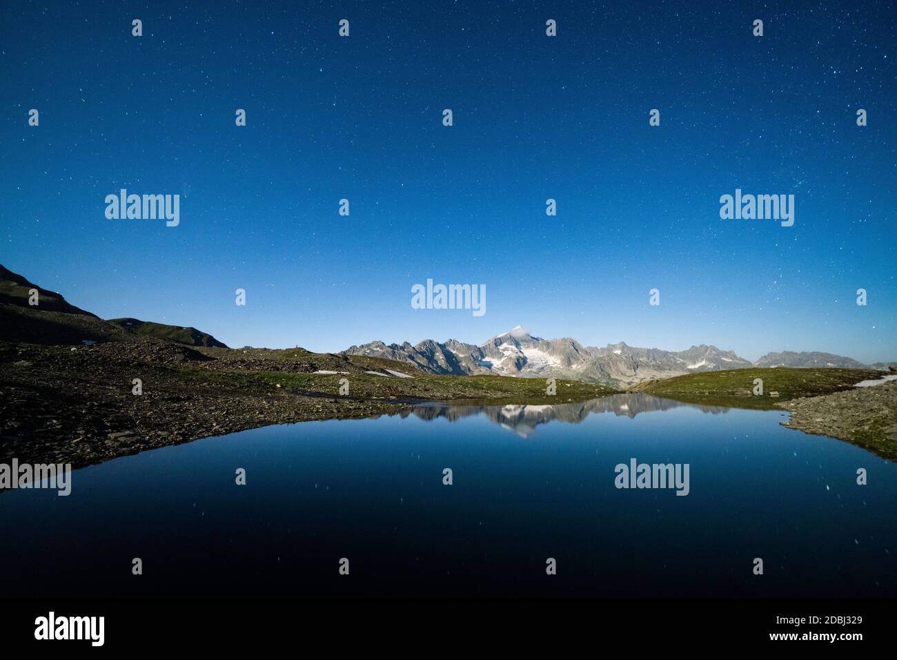 Der Sternenhimmel über dem Galenstock spiegelt sich im unberührten Mittlerer Schwarziseeli-See, Furkapass, Kanton Uri, Schweiz, Europa Stockfoto