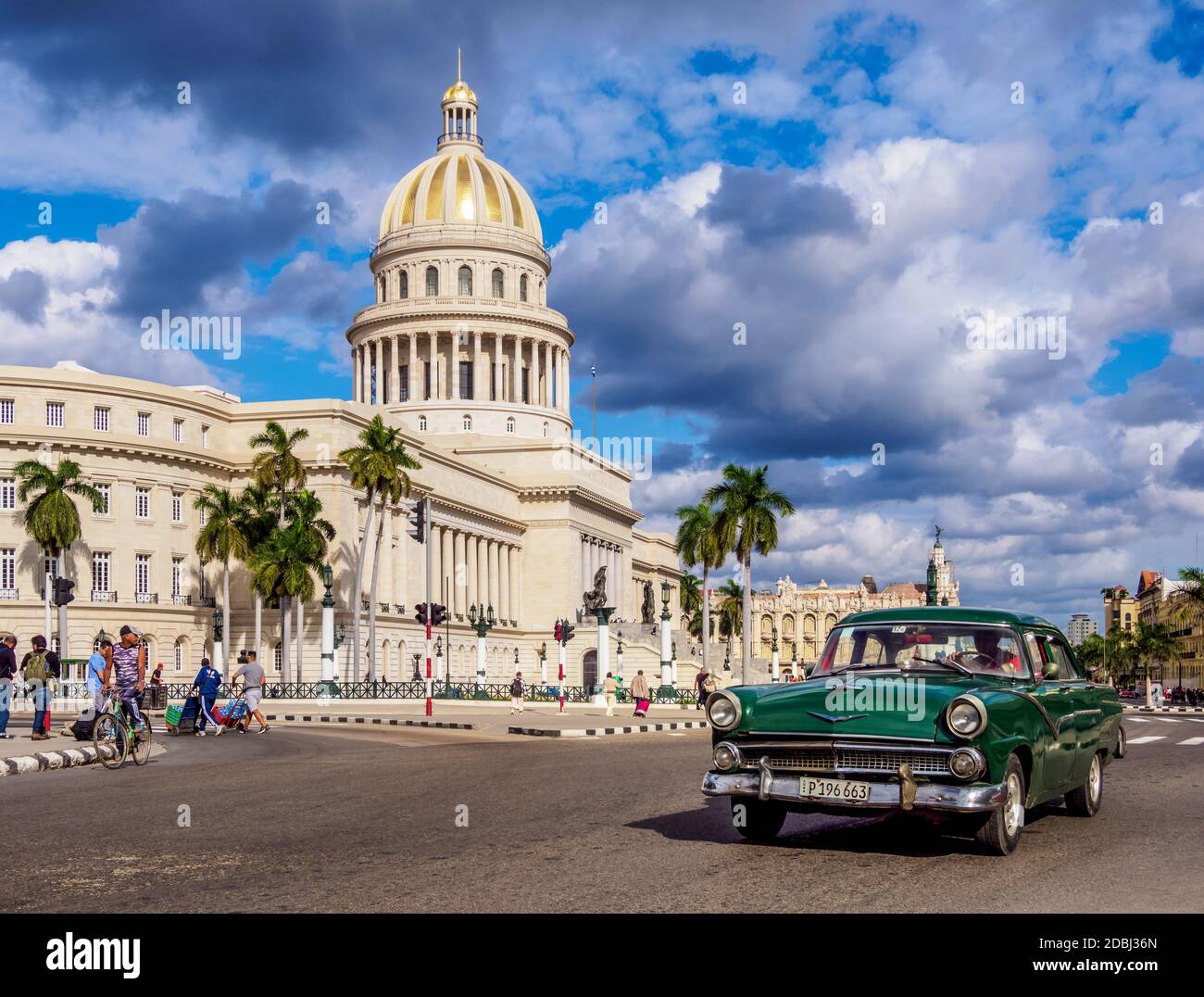 Oldtimer am Paseo del Prado und El Capitolio, Havanna, Provinz La Habana, Kuba, Westindien, Mittelamerika Stockfoto