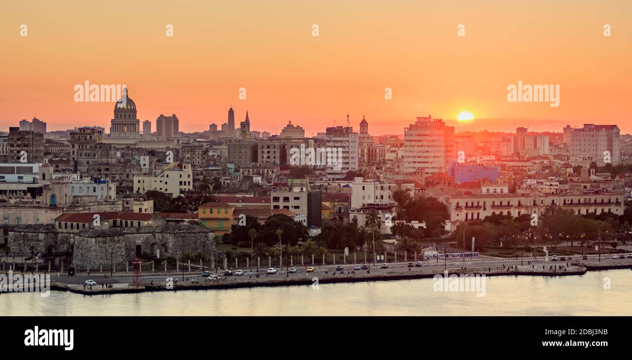 Habana Vieja bei Sonnenuntergang, erhöhter Blick, Havanna, Provinz La Habana, Kuba, Westindien, Mittelamerika Stockfoto