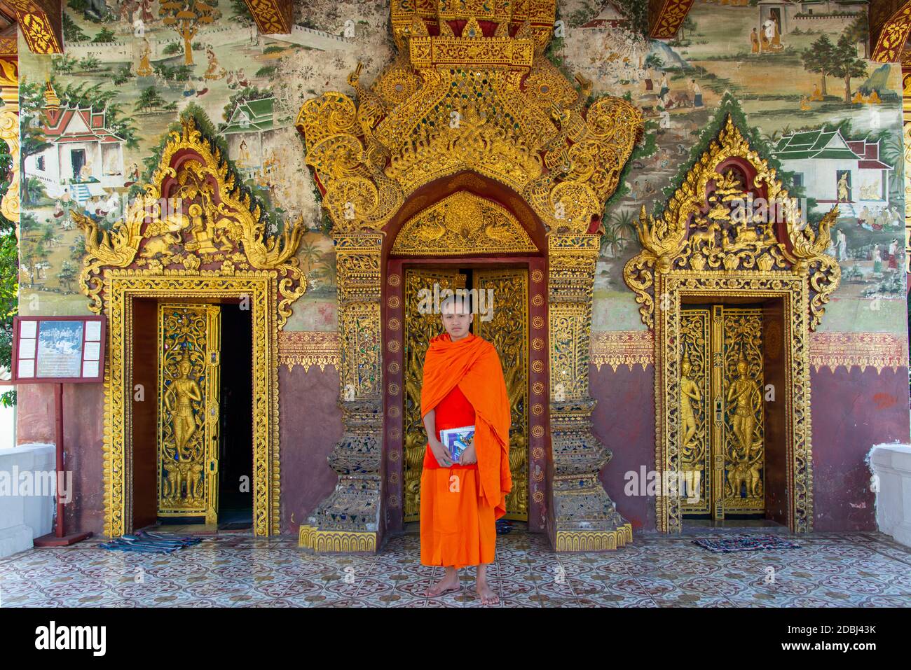 Ein buddhistischer Mönch in Safranroben, der am Königspalast, Luang Prabang, Laos, Indochina, Südostasien, Asien steht Stockfoto