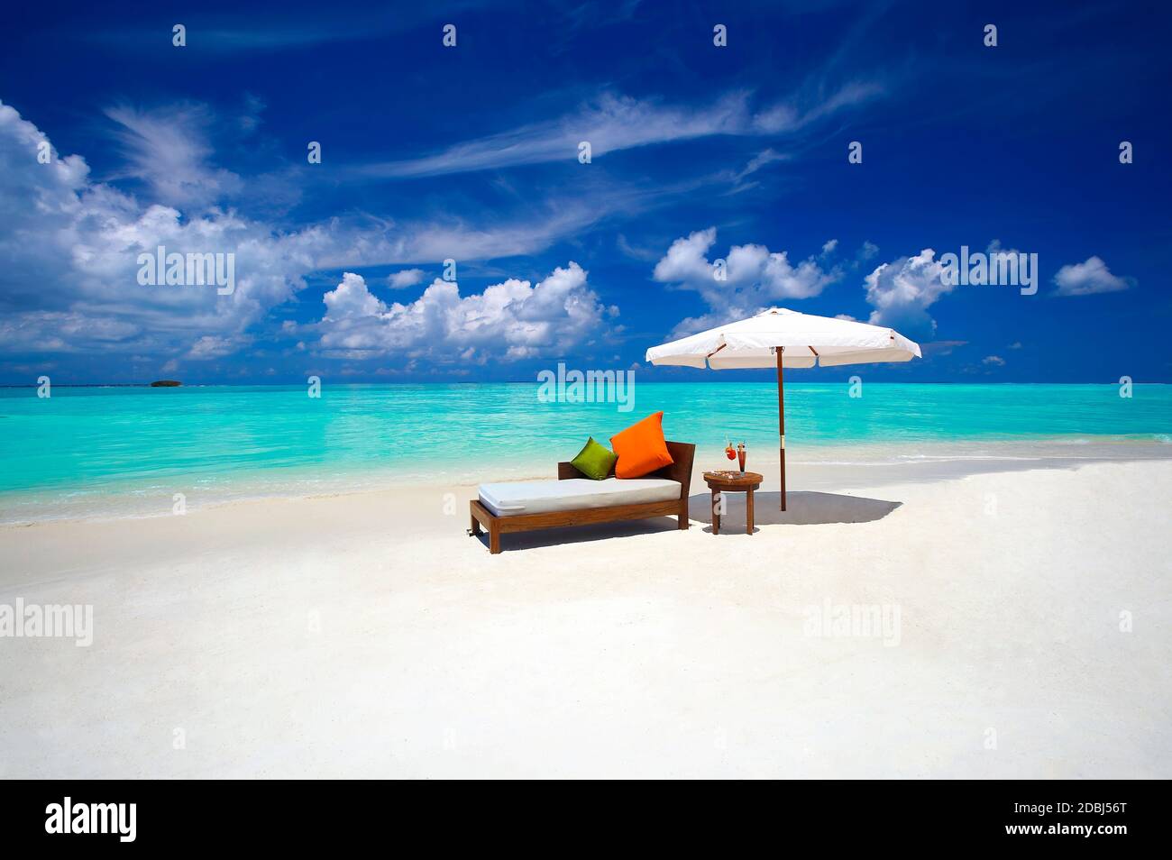 Sofa und tropischer Strand, Malediven, Indischer Ozean, Asien Stockfoto