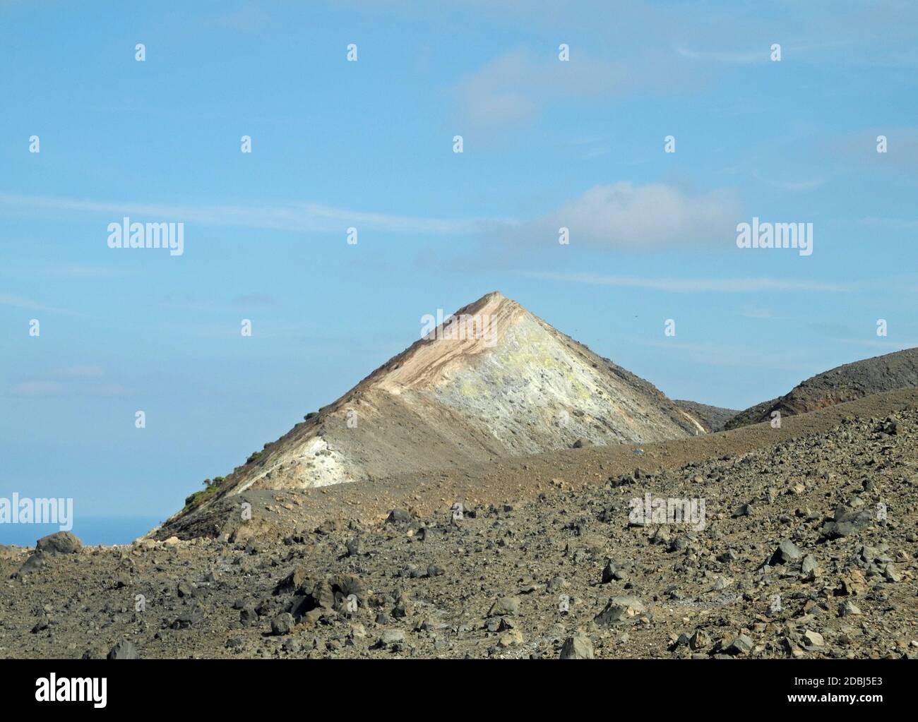 Berg am Vulkankrater von Vulcano Stockfoto