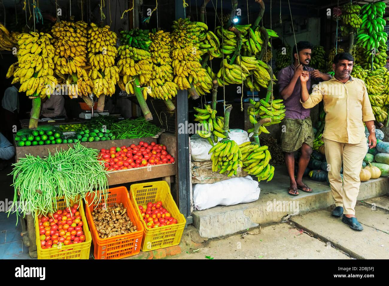 Bananen, Bohnen, Tomaten und anderes Obst und Gemüse im Geschäft auf der Hauptstraße in dieser Wayanad Distriktstadt, Kalpetta, Wayanad, Kerala, Indien, Asien Stockfoto