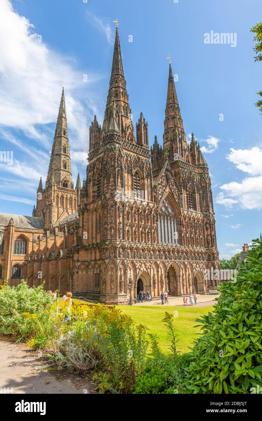 Blick auf die Fassade der Lichfield Cathedral West, Lichfield, Staffordshire, England, Großbritannien, Europa Stockfoto